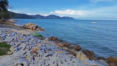 Kumsalın çevresindeki deniz manzarası. 