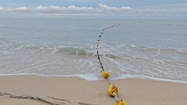 Kumsalın çevresindeki deniz manzarası. 