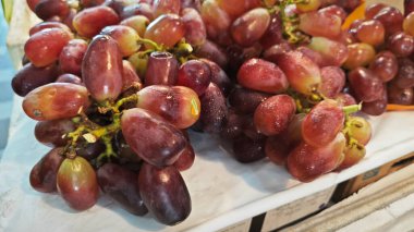 Çin porseleni kümesi uzamış kırmızı üzümler. 