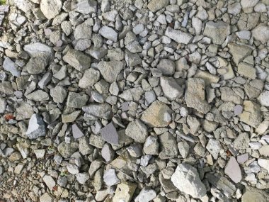 Kırsal çakıl yol dokusunun yüzeyine bakıyorum..