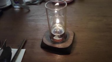 Masanın üzerinde küçük bir mum tutacağı var..