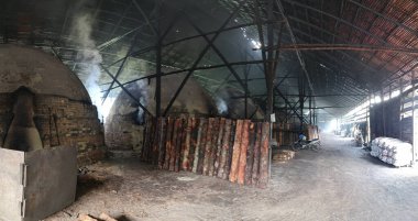 Perak, Malezya. 3 Aralık 2024: Kelebung Kömür Fabrikası 'ndaki kömür imalat fabrikasının içindeki karanlık çevre sahnesi 