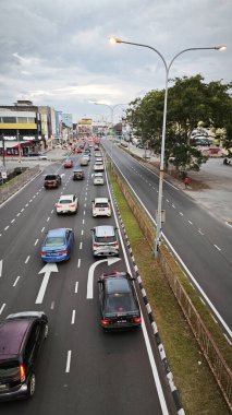 Perak, Malezya. 11 Aralık 2024: Simpang Empat 'tan Luman, Sitiawan' a kadar otoyol caddesindeki yoğun araçların hava görüntüleri.