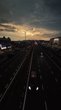 Perak, Malezya. 11 Aralık 2024: Simpang Empat 'tan Luman, Sitiawan' a kadar otoyol caddesindeki yoğun araçların hava görüntüleri.