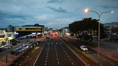 Perak, Malezya. 11 Aralık 2024: Simpang Empat 'tan Luman, Sitiawan' a kadar otoyol caddesindeki yoğun araçların hava görüntüleri.