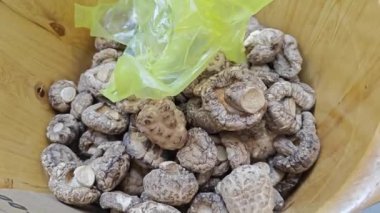 Çeşit çeşit kurutulmuş Çin Shiitake mantarı. 