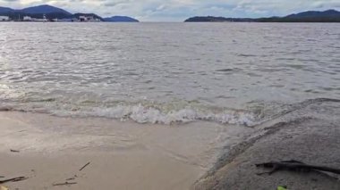 Kumsaldaki deniz manzarası..