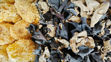 Çin usulü kurutulmuş mantar yığınları.