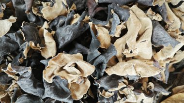 Çin usulü kurutulmuş mantar yığınları.