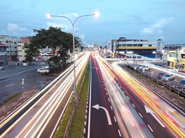 Perak, Malezya. 18 Aralık 2024: Sitiawan Otoyolu 'nda seyyar araç ışık izlerinin uzun pozlu fotoğraf gecesi görüntüsü.