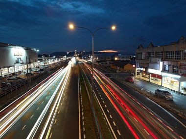 Perak, Malezya. 18 Aralık 2024: Sitiawan Otoyolu 'nda seyyar araç ışık izlerinin uzun pozlu fotoğraf gecesi görüntüsü.