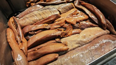 Tepsideki balık ezmesini kapat..