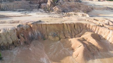 Kireçtaşı tepe yüzeyinin dokusu ve deseninin hava manzarası..