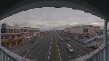 Perak, Malezya. 18 Aralık 2024: Sitiawan karayolu boyunca giden araçların geçtiği banliyö köprüsü kavşağındaki gece geç saatlerde çekilen görüntülerin zaman aşımı. 