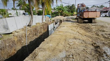 Perak, Malezya. 20 Aralık 2024: Taman Mas, Kg Koh 'taki drenaj sisteminin yerleşim yerinin dağınık zemin inşaatı.