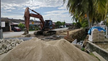 Perak, Malezya. 20 Aralık 2024: Taman Mas, Kg Koh 'taki drenaj sisteminin yerleşim yerinin dağınık zemin inşaatı.