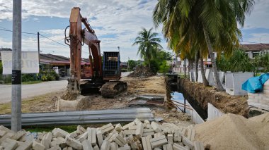 Perak, Malezya. 20 Aralık 2024: Taman Mas, Kg Koh 'taki drenaj sisteminin yerleşim yerinin dağınık zemin inşaatı.