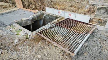 Perak, Malezya. 20 Aralık 2024: Taman Mas, Kg Koh 'taki drenaj sisteminin yerleşim yerinin dağınık zemin inşaatı.