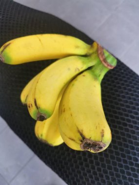 bir parmakta iki parça Cavendish muzu.