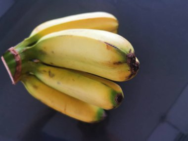 bir parmakta iki parça Cavendish muzu.