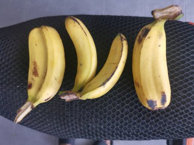 bir parmakta iki parça Cavendish muzu.