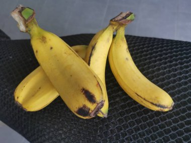 bir parmakta iki parça Cavendish muzu.