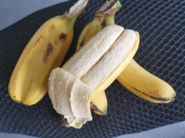 bir parmakta iki parça Cavendish muzu.