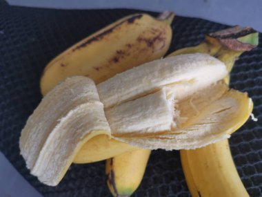 bir parmakta iki parça Cavendish muzu.