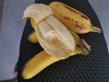 bir parmakta iki parça Cavendish muzu.