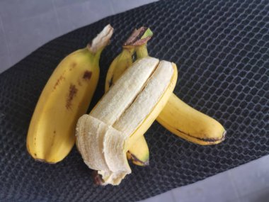 bir parmakta iki parça Cavendish muzu.