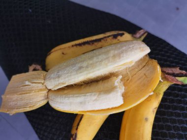 bir parmakta iki parça Cavendish muzu.