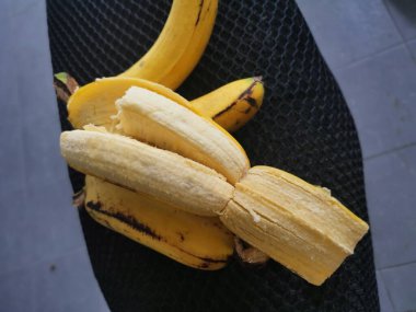 bir parmakta iki parça Cavendish muzu.