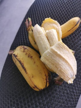 bir parmakta iki parça Cavendish muzu.