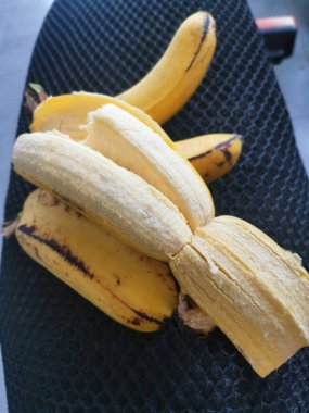 bir parmakta iki parça Cavendish muzu.