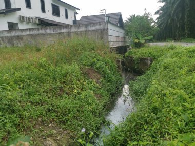 Modern konut binasının arkasındaki kirli drenaj sistemi..