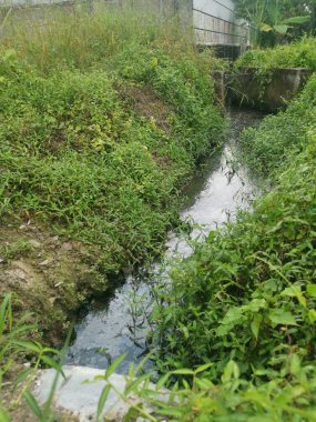 Modern konut binasının arkasındaki kirli drenaj sistemi..