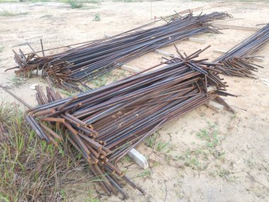 İnşaat alanında metal takviyeli çerçeve ya da blok kullanım için yatıyordu.