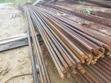 İnşaat alanında metal takviyeli çerçeve ya da blok kullanım için yatıyordu.