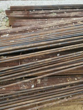 İnşaat alanında metal takviyeli çerçeve ya da blok kullanım için yatıyordu.