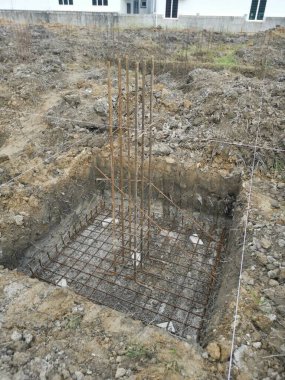 İnşaat alanında metal takviyeli çerçeve ya da blok kullanım için yatıyordu.