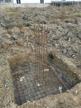 İnşaat alanında metal takviyeli çerçeve ya da blok kullanım için yatıyordu.