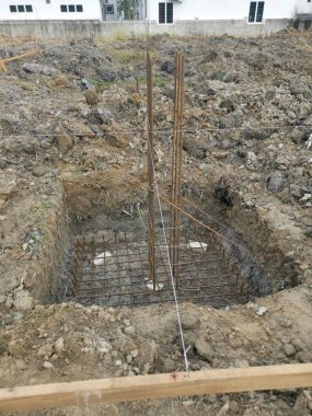 İnşaat alanında metal takviyeli çerçeve ya da blok kullanım için yatıyordu.