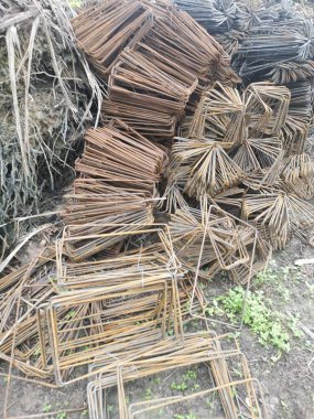 İnşaat alanında metal takviyeli çerçeve ya da blok kullanım için yatıyordu.