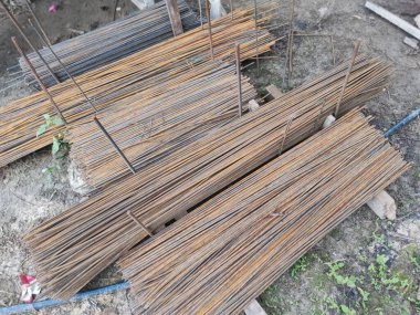 İnşaat alanında metal takviyeli çerçeve ya da blok kullanım için yatıyordu.