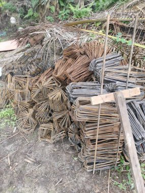 İnşaat alanında metal takviyeli çerçeve ya da blok kullanım için yatıyordu.