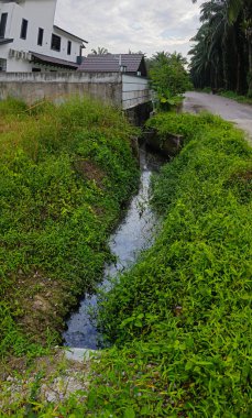 Modern konut binasının arkasındaki kirli drenaj sistemi..