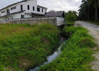 Modern konut binasının arkasındaki kirli drenaj sistemi..