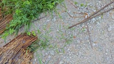 İnşaat alanında metal takviyeli çerçeve ya da blok kullanım için yatıyordu.