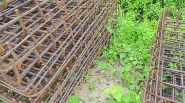 İnşaat alanında metal takviyeli çerçeve ya da blok kullanım için yatıyordu.