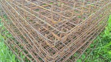 İnşaat alanında metal takviyeli çerçeve ya da blok kullanım için yatıyordu.